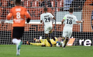 Delecroix s'interpose face à l'attaque de l'ASM, lors de Lorient-Monaco le 18 novembre 2016 au Moustoir.