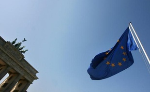 Le Premier ministre italien Mario Monti plaide pour un doublement du Fonds de secours financier (FESF) en zone euro afin de contribuer à créer un climat de confiance dans la monnaie unique européenne, selon l'hebdomadaire allemand Der Spiegel à paraître lundi