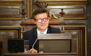 Nicolas Florian s'est assis pour la première fois dans le fauteuil de maire de Bordeaux, le 7 mars 2019.