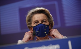 La présidente de la Commission européenne, le 24 décembre 2020 à Bruxelles.