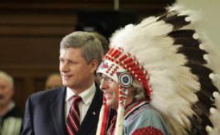 Le Premier ministre canadien, Stephen, Harper presente au chef de l'Assemblée des nations premières, Phil Fontaine, une déclaration d'excuses.