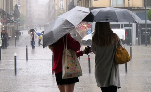 Illustration de femmes marchant sous la pluie à Rennes.