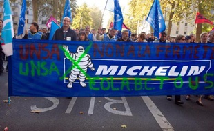 Les syndicats SUD, CFDT et CGC ont signé mercredi un plan social prévoyant la suppression de 706 emplois sur le site Michelin de Joué-les-Tours (Indre-et-Loire), lors d'un comité central d'entreprise sur place, a-t-on appris auprès de ces syndicats.