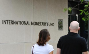 Le FMI a relevé mardi sa prévision de croissance économique mondiale en 2014 pour la première fois en près de deux ans, saluant "le renforcement" de l'activité dans les pays riches et en Chine.