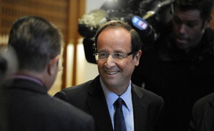 Le député socialiste François Hollande est félicité, le 31 mars 2011 à l'Hôtel du département de Tulle, après sa réélection à la tête du conseil général de Corrèze, quelques heures avant l'annonce de sa candidature aux primaires socialistes à la présidentielle de 2012