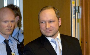 Comment défendre un tueur de masse dont la culpabilité ne fait aucun doute? Ayant renoncé aux circonstances atténuantes, les avocats d'Anders Behring Breivik vont suivre une ligne inhabituelle visant à prouver sa responsabilité pénale, avec la prison à la clé.