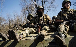 Des rebelles pro-russes participent à un exercice militaire près de Donetsk le 10 avril 2015