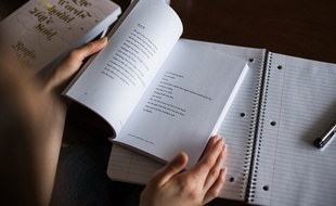 Un élève qui lit un livre en classe
