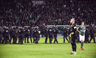 Stéphane Ruffier et Vincent Pajot symbolisent sur cette photo cette ASSE sonnée à la fois par la longue interruption du derby que par la claque finale reçue dimanche (0-5).