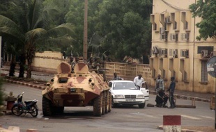 L'offensive des forces loyales au président malien Amadou Toumani Touré (ATT) repoussée par les ex-putschistes et qui a fait au moins 14 morts lundi à Bamako, ne remet pas en cause l'accord-cadre sur le retour du pouvoir aux civils a affirmé mardi l'ex-chef de la junte