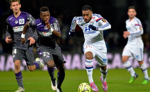 L'attaquant de l'OL Alexandre Lacazette contre Toulouse, le 11 janvier 2014, à Gerland.