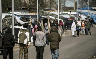 Des migrants dans la Jungle de Calais, le 30 mars 2016