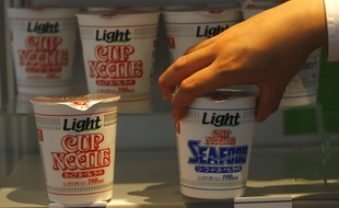 Des nouilles de la marque Nissin.