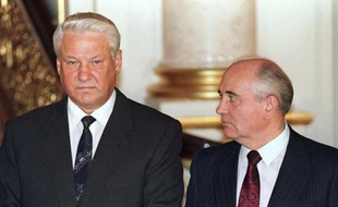 Le 8 décembre 1991, le président russe Boris Eltsine et ses homologues d'Ukraine et du Bélarus signent l'acte de décès de l'Union soviétique: l'empire communiste aura duré quelque 70 ans et sa disparition marque la fin d'un ordre mondial basé sur la rivalité URSS-USA.