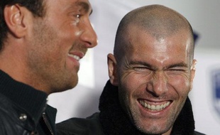 Le 5 février 2009, Zidane et Dugarry blaguent avant une conférence de presse à Bordeaux.