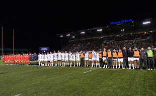 Une minute de silence est observée avant le match de Coupe d'Europe entre les Saracens et le Stade Toulousain en hommage aux victimes des attentats de Paris et Saint-Denis.