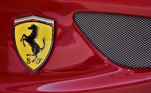 Le constructeur de voitures de sport Ferrari a annoncé mardi une petite hausse de son bénéfice net en 2015, mais une dette de 1,938 milliard d'euros et des prévisions pour 2016 jugées décevantes