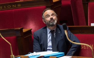 Edouard Philippe tente de lire le titre de notre article.