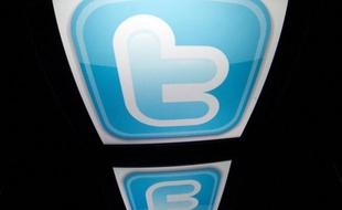 Trois adolescentes ont été exclues définitivement de leur lycée à Limay (Yvelines) pour avoir insulté leur professeur de français sur le réseau social Twitter, a-t-on appris samedi auprès de l'Education nationale, confirmant une information du Parisien.