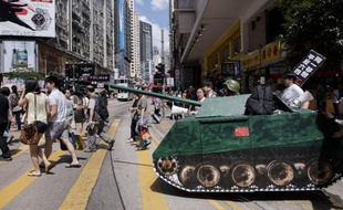Des manifestants poussent une replique d'un tank chinois, le 4 juin 2014 à Hong Kong, où ils commémorent les 25 ans de la répression meurtrière du Printemps de Pékin