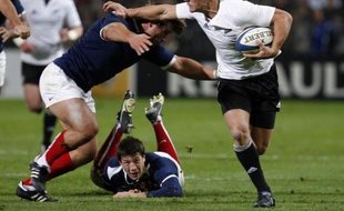 Carter raffûte Szarzewski, le 28 novembre 2009 au Stade Vélodrome de Marseille.