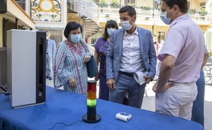A Cannes, la présentation d'un capteur de CO2, à l'école élémentaire Mace.