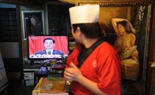 Véritable testament politique, le discours du président Hu Jintao à l'ouverture jeudi du congrès du PC chinois (PCC) a livré à son successeur Xi Jinping une feuille de route inédite: s'il ne combat pas la corruption qui ronge le parti unique, a-t-il prévenu, c'est le régime tout entier qui s'effondrera. Mais sans lui fournir la moindre solution, selon les analystes.