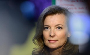 La question du rôle mal défini de la "première dame de France", qui n'a pas de statut officiel, est revenue avec acuité après la révélation d'une liaison entre François Hollande et Julie Gayet, plusieurs responsables souhaitant sa disparition pure et simple.
