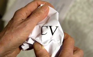 Employeur refusant un curriculum vitae.
