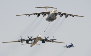 Un Il-76 et un TU-95 de l'armée russe, en 2008.