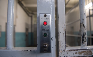 Le centre pénitentiaire des Baumettes (Marseille) expérimente la mise à disposition de seringues auprès de certains détenus toxicomanes.