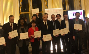 Le ministre de la Culture entouré de professionnels et professionnelles des médias et des arts, le 21 janvier 2020, à Paris.