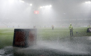 La pluie a contraint le match Nice-Nantes à être interrompu, le 3 octobre 2015.