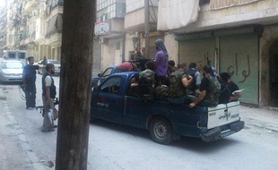 Des membres de l'armée syrienne libre (ASL) patrouillent dans le quartier de Salahedinne, à Alep, le 1er août 2012.