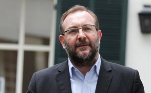 Le tribunal correctionnel de Dunkerque (Nord) a relaxé vendredi l'ancien avocat de l'ex-maire PS d'Hénin-Beaumont (Pas-de-Calais) Gérard Dalongeville, qui le poursuivait pour violation du secret professionnel en marge d'une affaire de fausses factures.