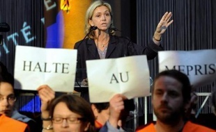 Des dizaines de milliers d'enseignants-chercheurs et d'étudiants ont manifesté jeudi contre les réformes universitaires du gouvernement, alors que Valérie Pécresse prévoit de réunir mercredi toute la communauté universitaire pour rassurer sur les futurs pouvoirs des présidents.