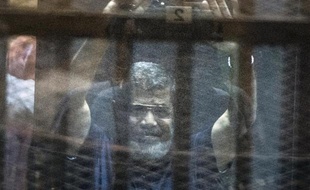 Mohamed Morsi à l'annonce de sa condamnation à mort le 16 mai 2015 au Caire