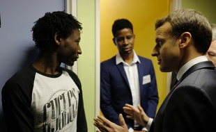 Emmanuel Macron dialogue avec Ahmed Adam, réfugié originaire du Soudan, le 16 février 2018.