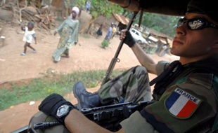 François Hollande a souligné jeudi que la présence militaire française en Centrafrique n'était pas destinée à "protéger un régime" contre l'avancée de la rébellion, mais les ressortissants et les intérêts français.