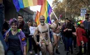 Environ 100.000 personnes, selon les organisateurs, ont manifesté samedi pour les droits LGBT à Santiago au Chili.