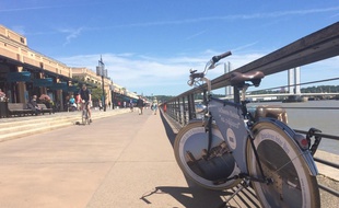 Un des vélos sur les quais de Bordeaux.