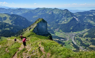Au sommet du Kanisfluh, à 2.044 m d’altitude dans le secteur du Bregenzerwald, la vue des randonneurs court jusqu’au lac de Constance.