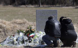 Des familles se recueillent devant une stèle dressée en hommage aux victimes du crash de l'A320 de Germanwings, le 27 mars 2015 au Vernet.