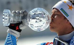 Le Suédois Andre Myhrer a décroché la Coupe du monde de slalom en remportant la dernière épreuve de la saison de ski alpin, dimanche à Schladming, devant l'Allemand Felix Neureuther et l'Autrichien Mario Matt