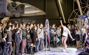Finale française du concours de lancer d'avions en papier, Red Bull paper Wings, au musée aeroscopia