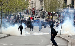 Des manifestants dispersés par des gaz lacrymogènes, ici le 28 avril à Rennes.