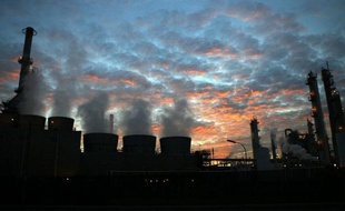 La capture et le stockage de CO2, technologie qui a suscité l'espoir de réduire drastiquement les émissions de ce gaz à effet de serre dans l'industrie, a du plomb dans l'aile aux Etats-Unis où elle s'avère peu rentable et fait grincer des dents les écologistes.