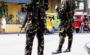 Un attentat à la bombe visant un bus a fait deux morts et cinq blessés mercredi dans le sud des Philippines, bastion de bandes criminelles et de rebelles islamistes, selon un nouveau bilan communiqué par l'armée.