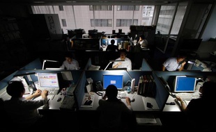 Economies d'énergie dans les bureaux de Tokyo, le 30 juin 2011.