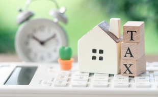 La plus-value réalisée lors d'une vente immobilière fait l'objet d'un impôt spécifique.